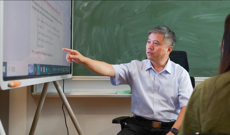 王亚光：以数为炬传薪火 笃行育人担使命